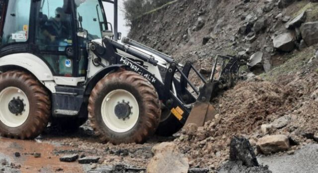 Heyelan nedeniyle Kapanan Yol Açıldı