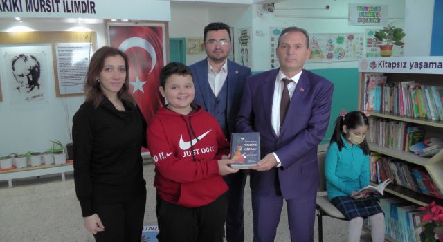 Manisa’da Bir öğrenci 600 kitap bağışladı