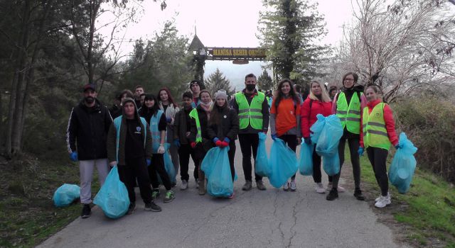 200 Gönüllü Kent Ormanı’nda  çöp topladı