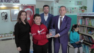 Manisa’da Bir öğrenci 600 kitap bağışladı