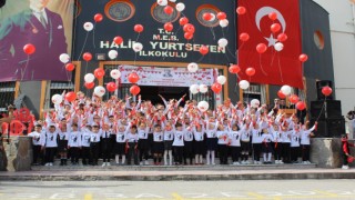 Halil Yurtseven İlkokulu Cumhuriyet’in 100. Yılında 100 balon gökyüzüne bıraktı